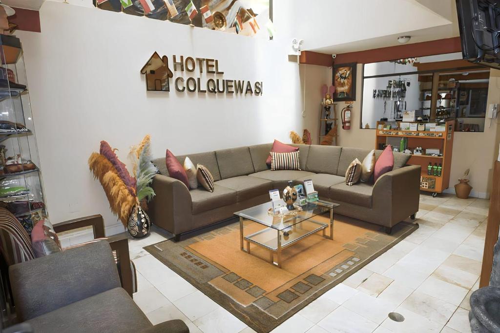 库斯科可库瓦赛酒店的带沙发和咖啡桌的客厅