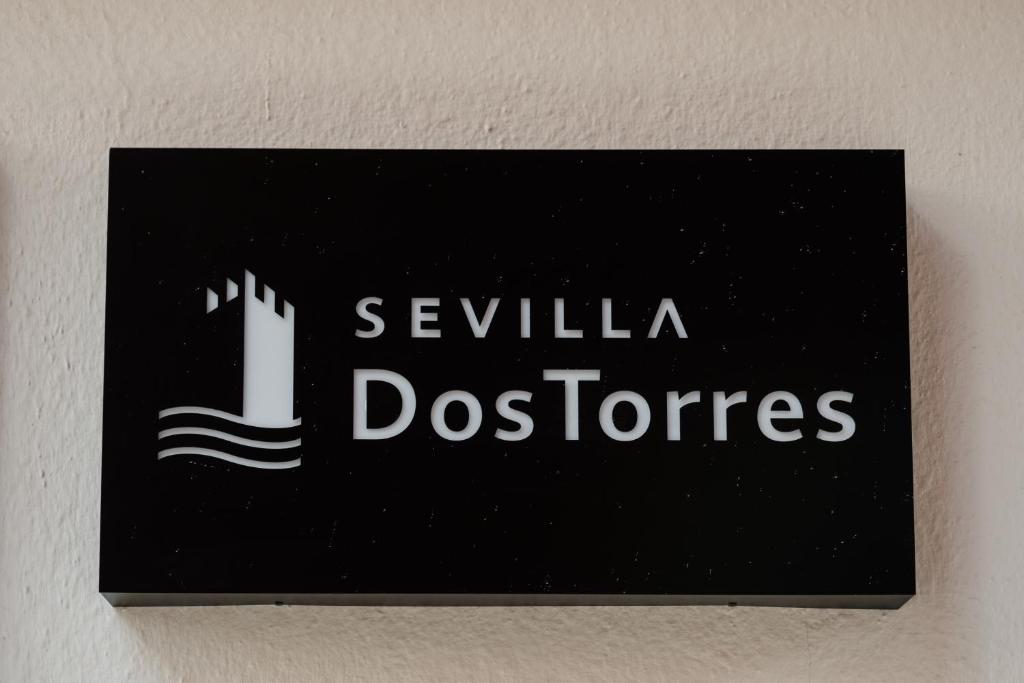 塞维利亚Sevilla DosTorres的墙上的标志,上面写着塞维利亚探测器