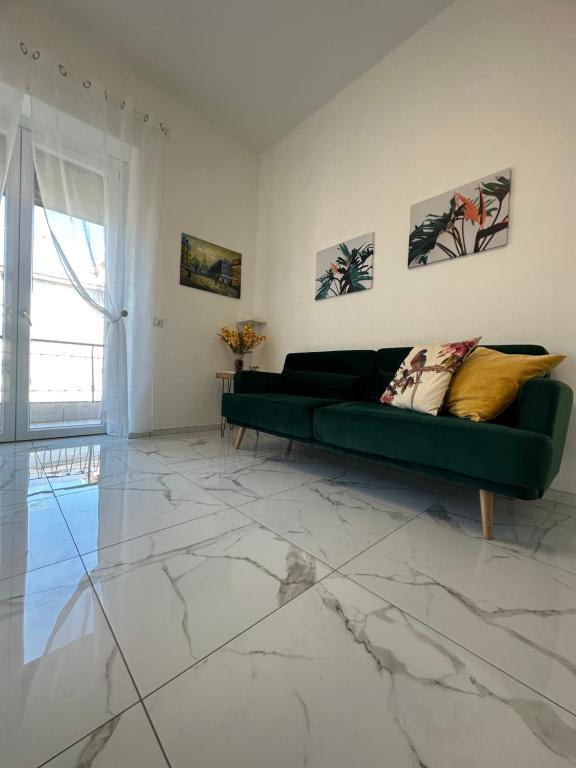 那不勒斯Delfina Apartment Vomero的客厅设有绿色沙发和大理石地板