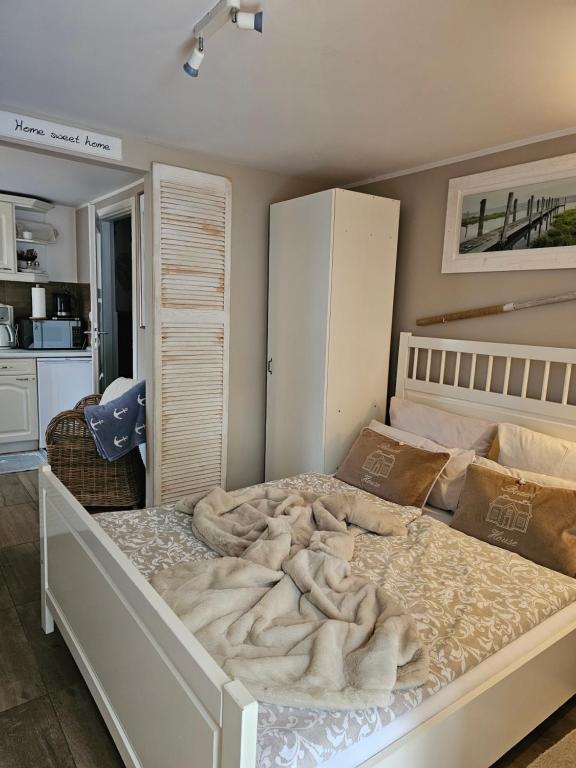 米兹多洛杰Beach House的一间卧室配有一张大床,床上有毯子