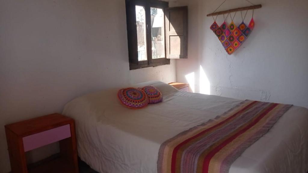 乌尼翁镇YANAY的一间卧室配有一张带两个枕头的床