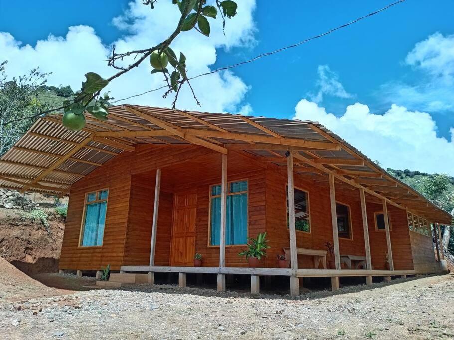 ProvidenciaCabaña Paraíso Verde的一座带屋顶的木屋
