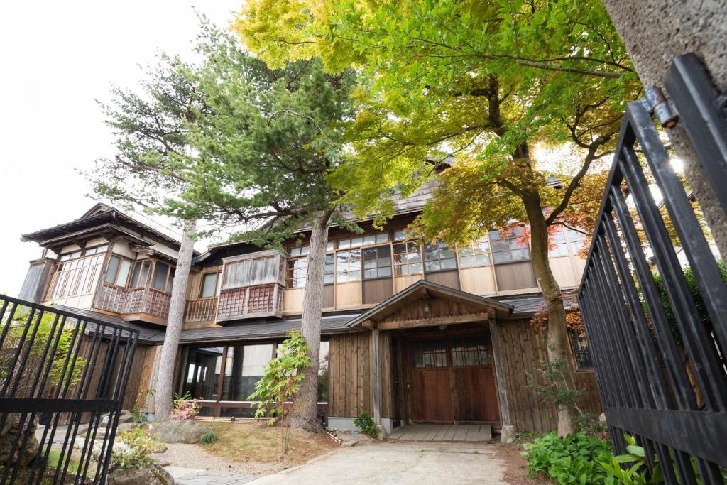 YuzawaKusakimomotose - Vacation STAY 15482的一座前方有栅栏的老房子