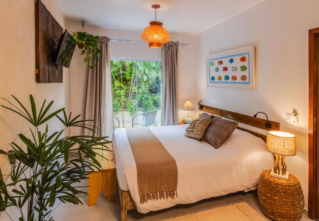乌巴图巴依塔玛布卡生态度假酒店的一间卧室设有一张床和一个窗口