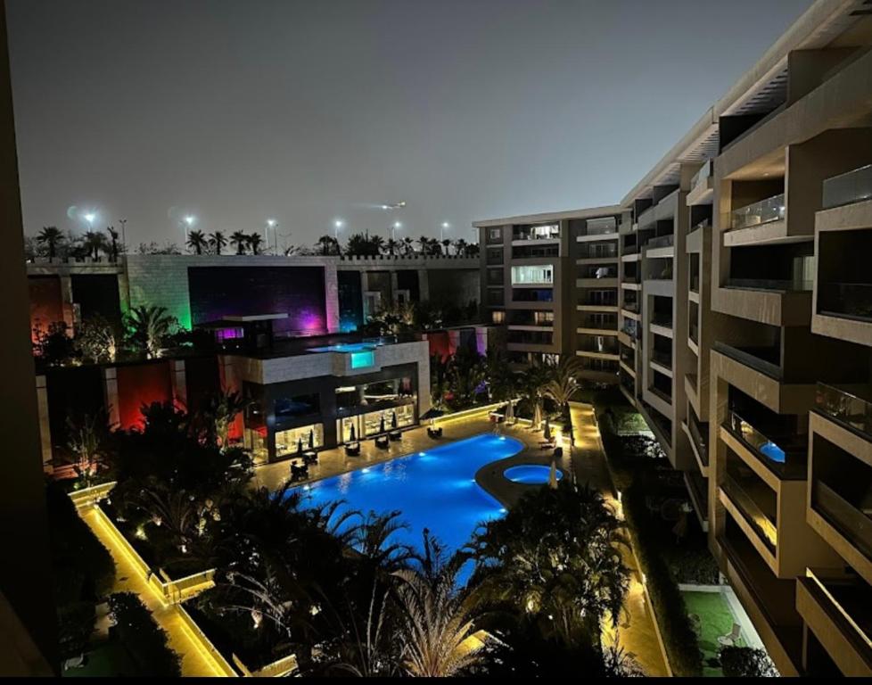 开罗Ocean Blue Luxury serviced Hotel Apartments的享有带游泳池的大楼的顶部景致