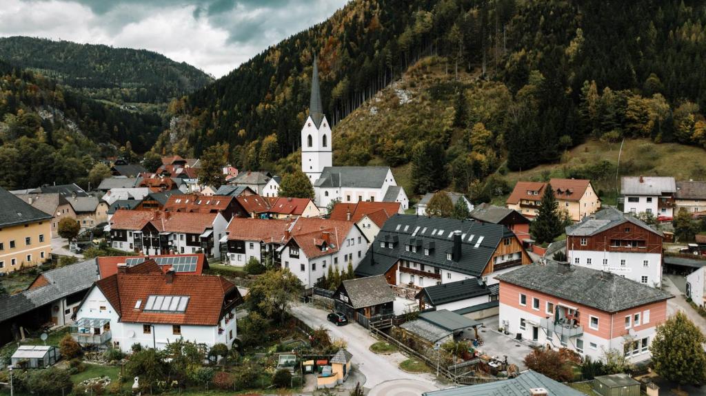 KalwangSteinThron的教堂的城镇空中景观