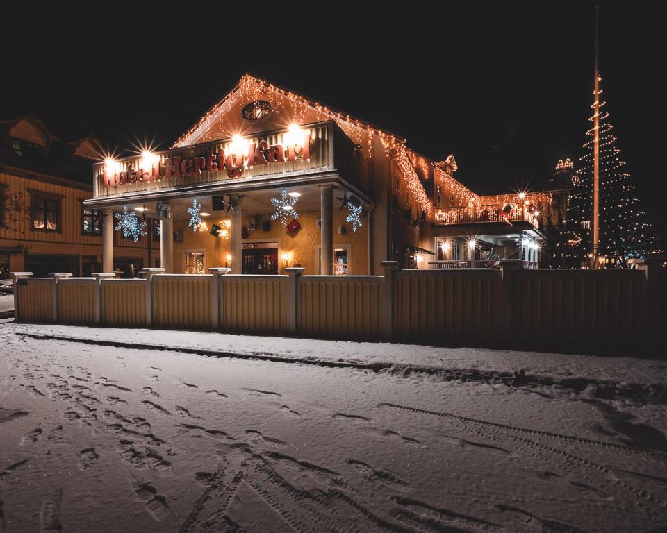 菲利普斯塔德赫迪格卡尔酒店的雪中带圣诞灯的房子