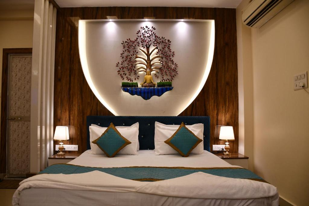 巴特那Hotel Buddha International的卧室配有一张位于楼上的大床