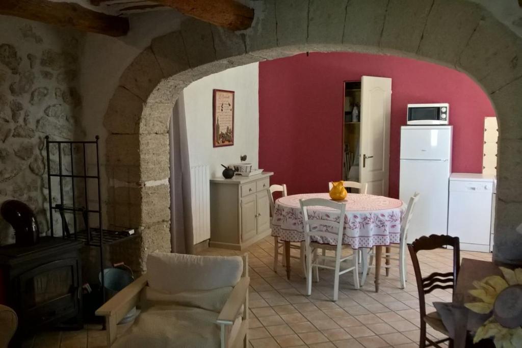 谢瓦布朗克Gîte La Charlette的厨房以及带桌椅的用餐室。