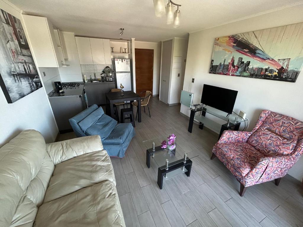 圣佩德罗德拉帕斯Bella Lombarda的客厅配有沙发和桌子