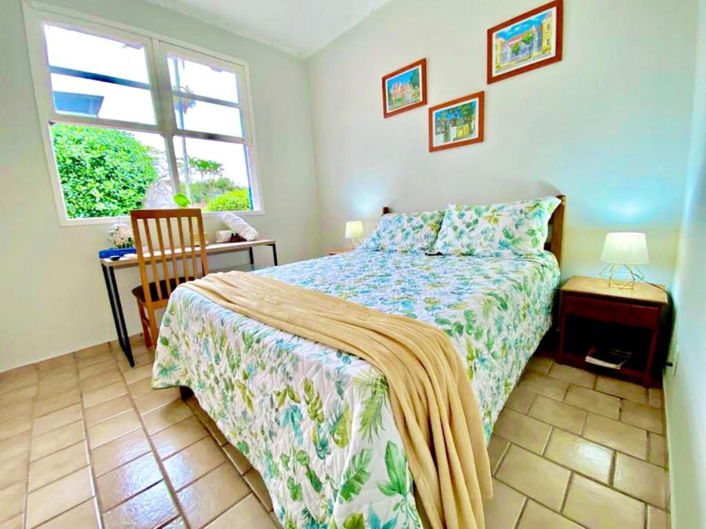 弗洛里亚诺波利斯Garden 437 Suítes的一间卧室设有一张床和一个窗口