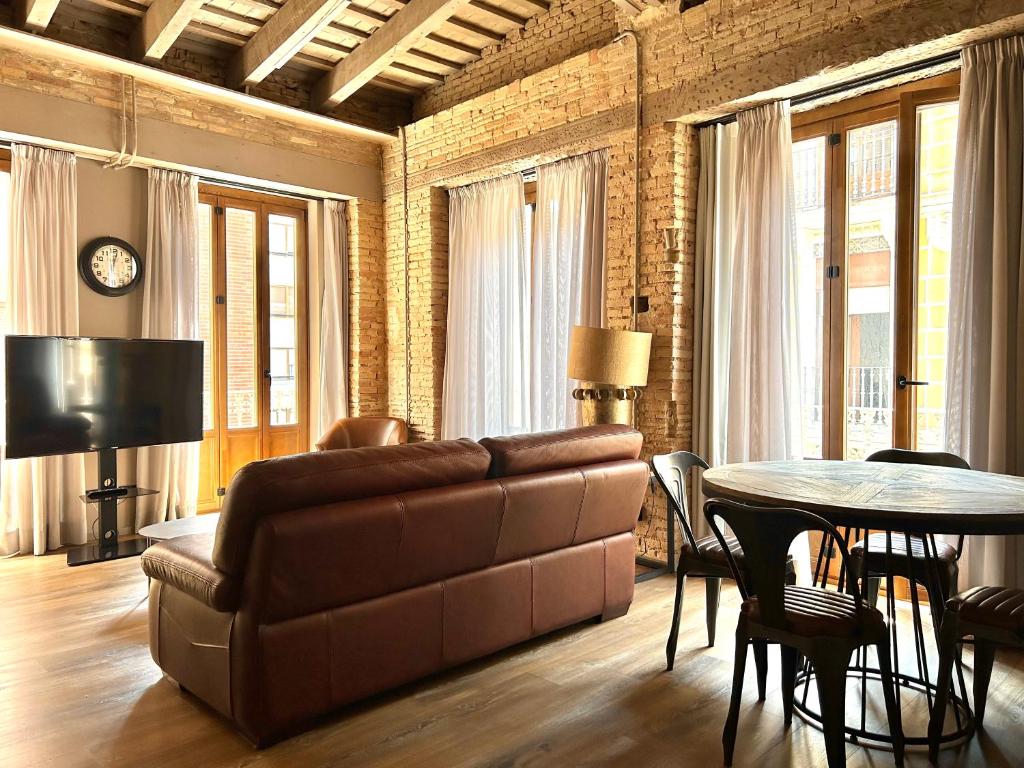 瓦伦西亚Apartment Plaza de la Merced的客厅配有沙发和桌子