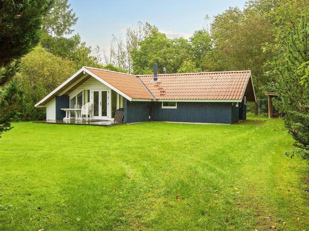 福旺Holiday home Fårvang VII的前面有大院子的小房子