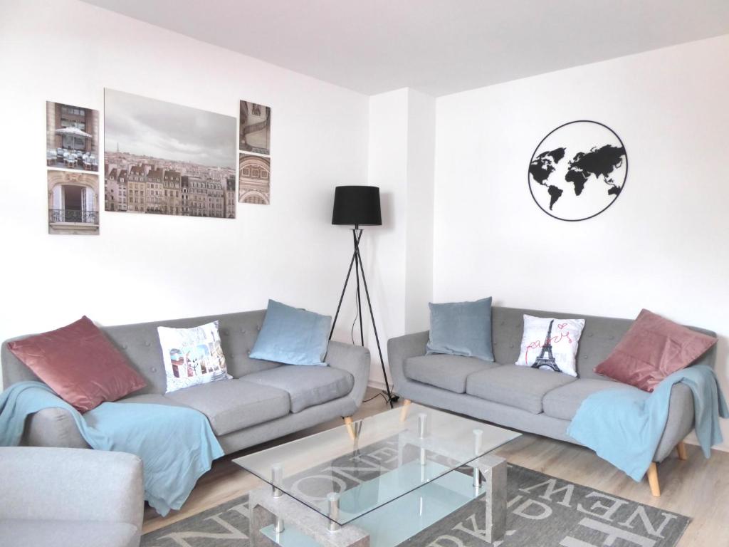 温特贝格Paris Winterberg Ferienwohnung 6 Pers WiFi in City near Lift的客厅配有两张沙发和一张玻璃桌