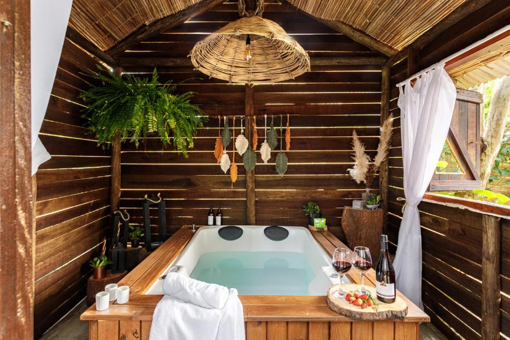 弗洛里亚诺波利斯Chalés Magia do Campeche的一间位于木屋内带浴缸的浴室