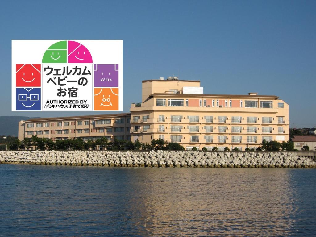 田边市KAMENOI HOTEL Kii-Tanabe的靠近水体的大建筑