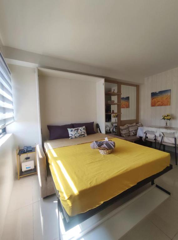 宿务Studio Condotel Unit in Cebu City #NetflixandChill的一间卧室,卧室内设有一张黄色的大床