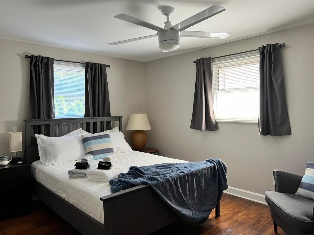 哥伦布River's Rest的一间卧室配有一张带吊扇的床