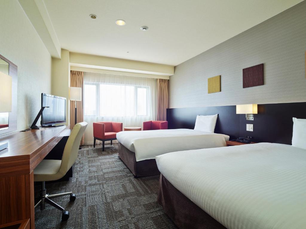 千叶三井花园的酒店客房配有两张床和一张书桌