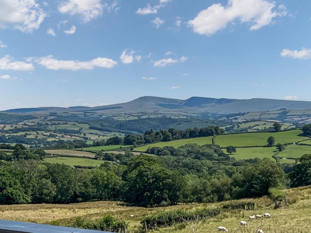 LlanwrdaBwlchygwynt的山丘上牧羊场的景色