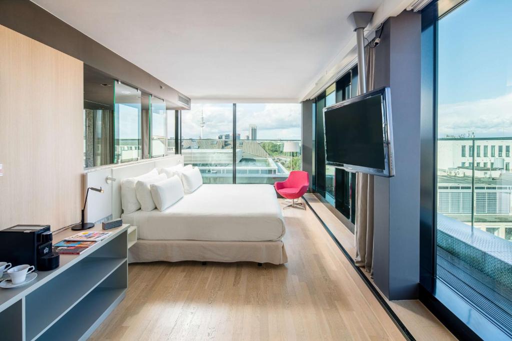 汉堡汉堡巴塞罗酒店的一间卧室配有一张床和一台平面电视