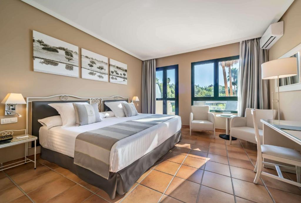赫雷斯-德拉弗龙特拉Barceló Jerez Montecastillo & Convention Center的配有一张床和一张书桌的酒店客房