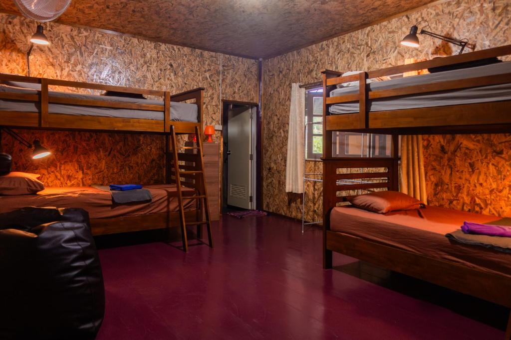 库德岛库德岛宿舍间旅舍的客房设有三张双层床和一扇窗户。