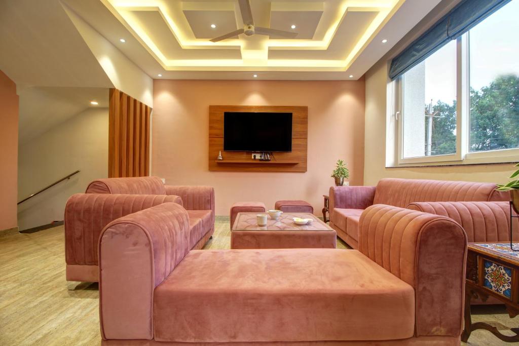 巴加Euphoria Luxury Villa - 5BHK - Private Pool - Jacuzzi, Baga的带沙发和平面电视的客厅