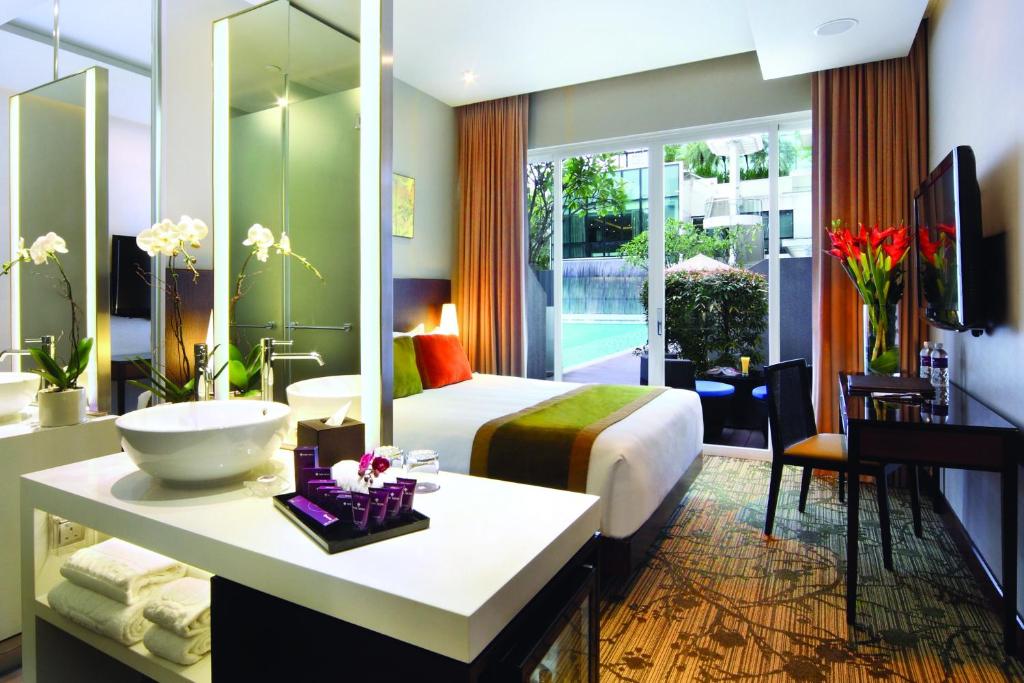 新加坡Park Regis Singapore的一间酒店客房 - 带一张床和一间浴室