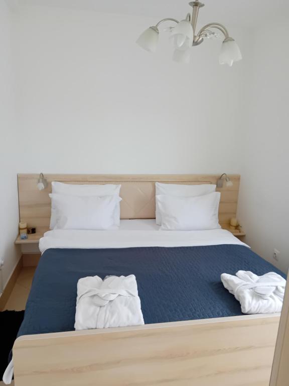 雅戈丁那WING 3 apartman ,,BC ,,的一间卧室配有一张床,上面有两条毛巾