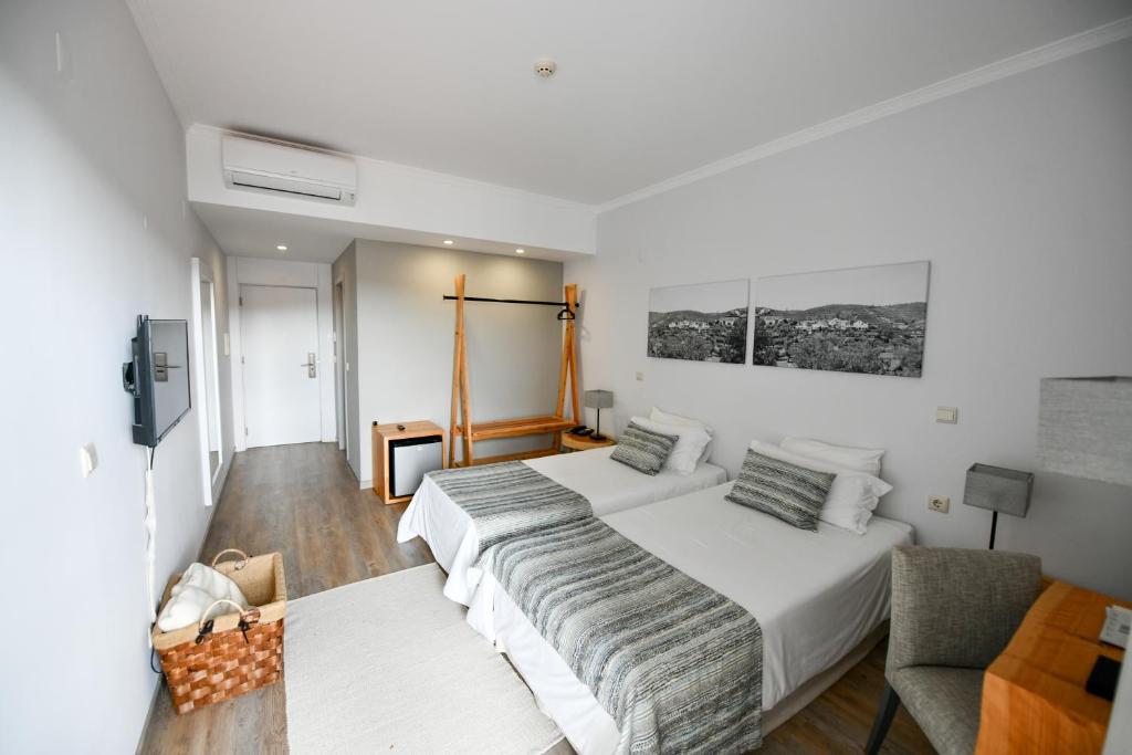 新普罗恩萨Amoras Country House Hotel的酒店客房,设有两张床和一张沙发