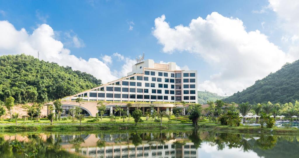 Diễn Châu芒人坦迪恩拉姆豪华酒店的靠近水体的大建筑