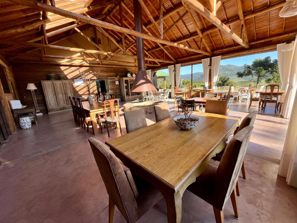 乌鲁比西Parque Nacional EcoResort的一间带木桌和椅子的用餐室