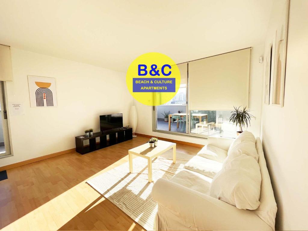 巴塞罗那Beach & Culture Barcelona Port Forum Penthouse Apartment的客厅配有白色的沙发和桌子