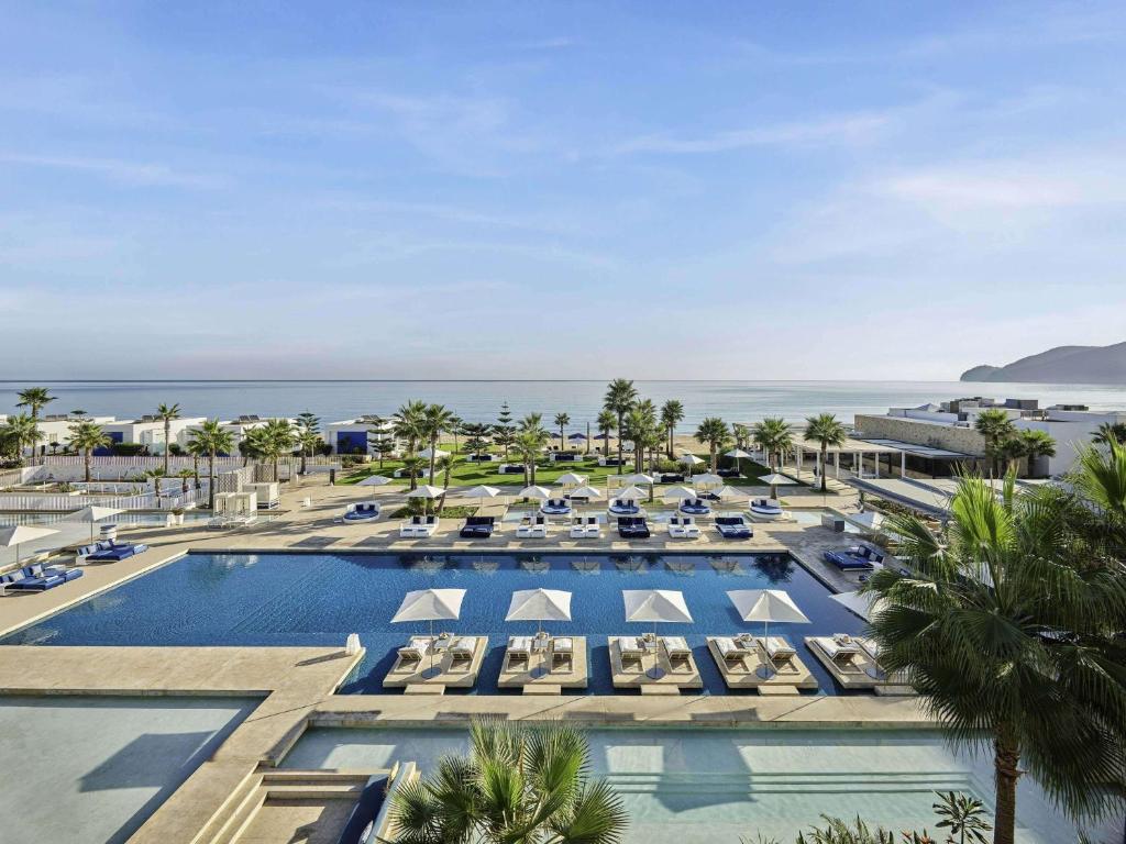 米迪克塔姆达湾海滩索菲特Spa酒店的享有带游泳池和海洋的度假村的空中景致