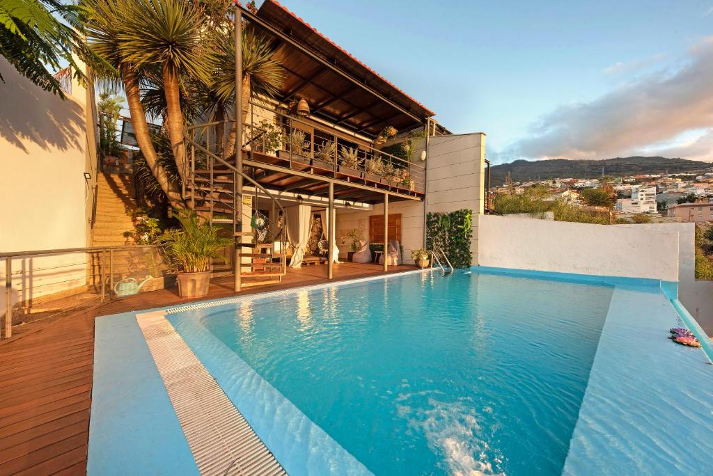 圣乌尔苏拉Villa Horizonte的房屋一侧的游泳池