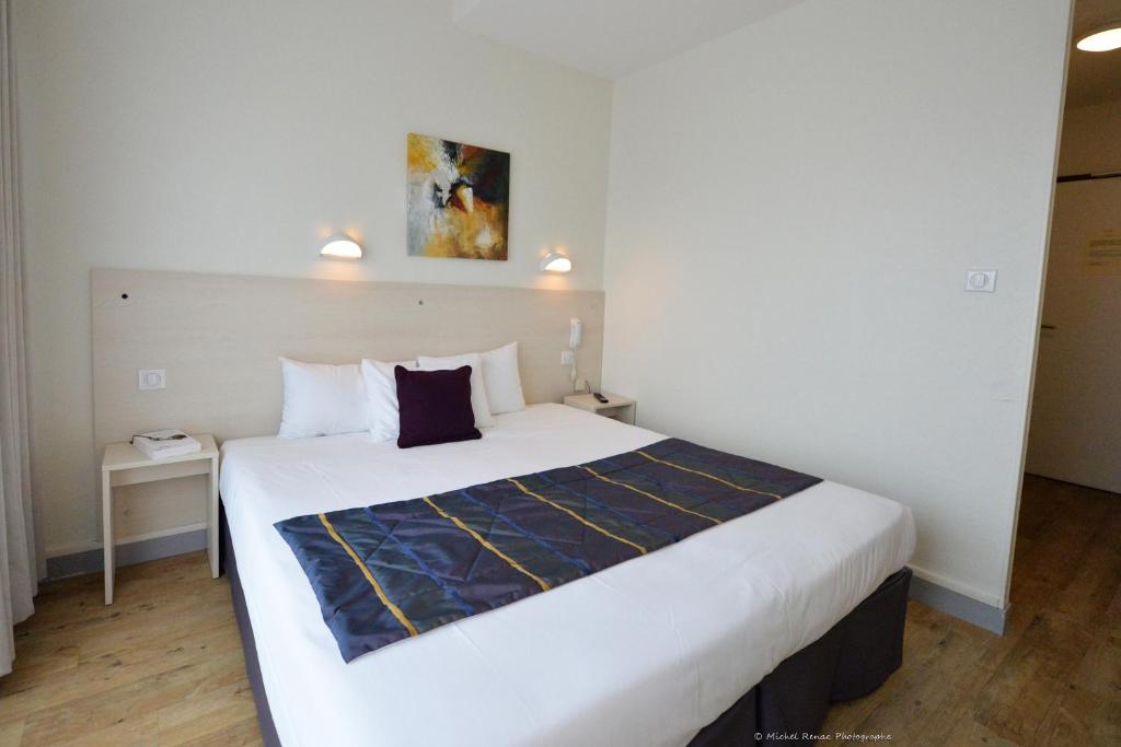 巴登戈维尼斯之家酒店的卧室配有一张白色大床