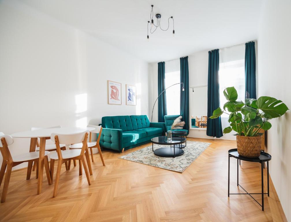 维也纳Brand Cozy Apartment的客厅配有绿色沙发和桌子