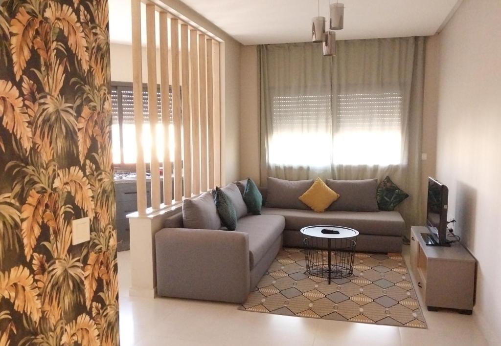 DerrouaBeautiful apartment next to airport Mohamed V的客厅配有沙发和桌子