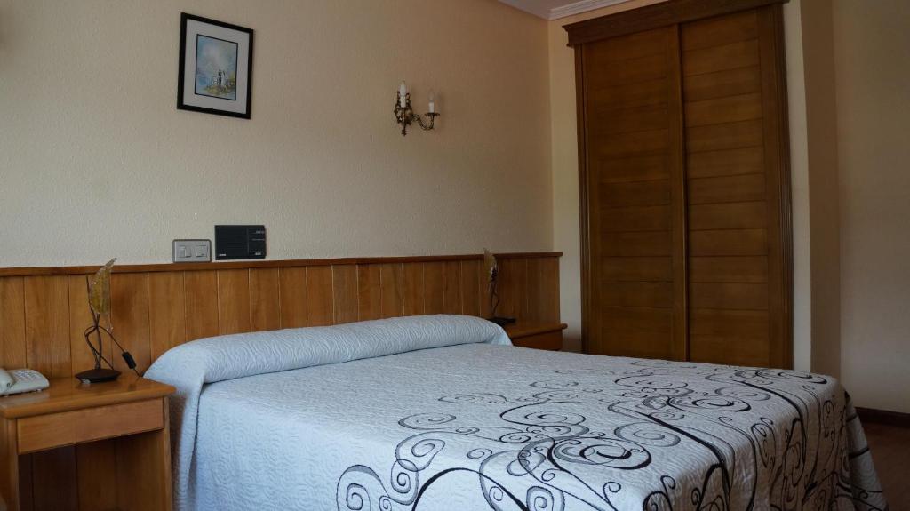 塞埃拉里酒店的一间卧室配有一张床和一扇木门