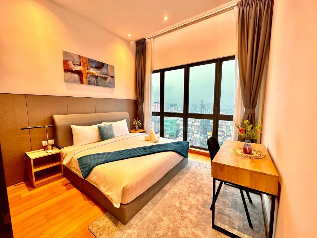 吉隆坡The Luxe Colony KLCC BY Infinitum的一间卧室设有一张床和一个大窗户