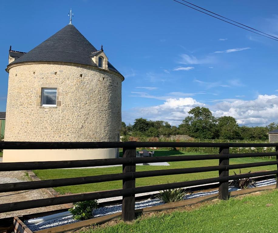 TurquevilleGîte Manulau的塔前的围栏