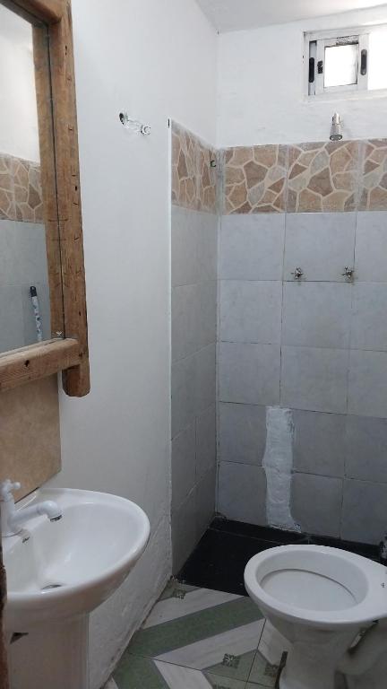 米纳斯Apartamento jorge lopez的浴室配有白色卫生间和盥洗盆。