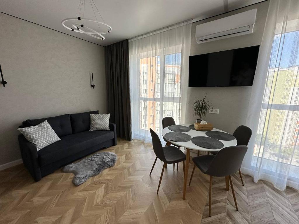 文尼察Apartment 2, Podillya, новобудова的客厅配有沙发和桌椅