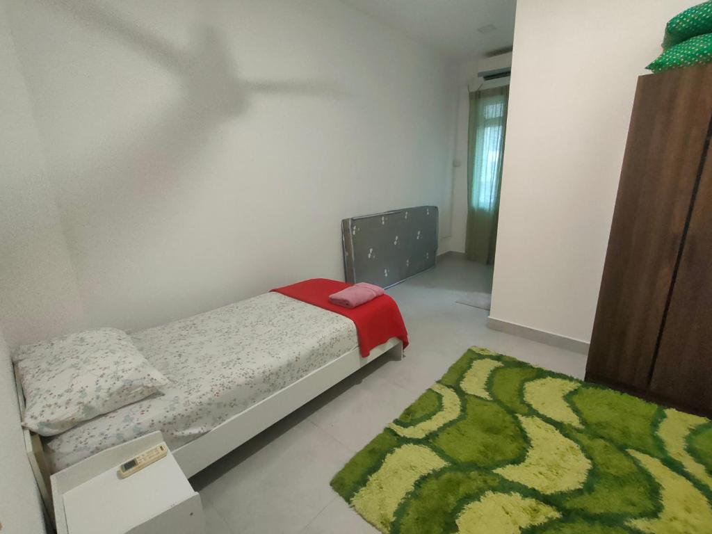 Sierra Hill Homestay的一间卧室配有床和绿色地毯