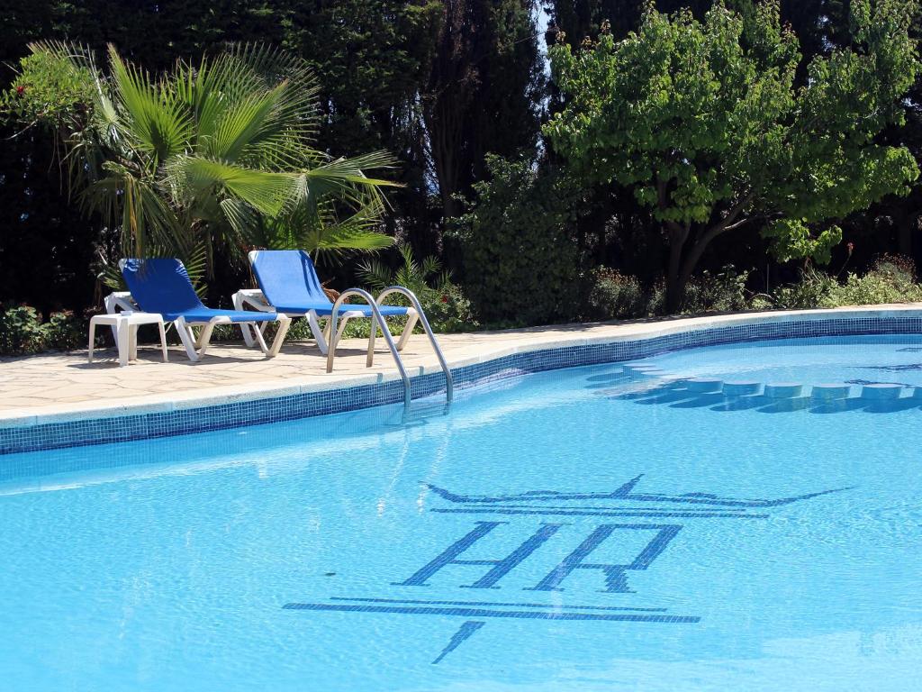 卡内·德·玛尔Rocatel的两把蓝色椅子坐在游泳池旁