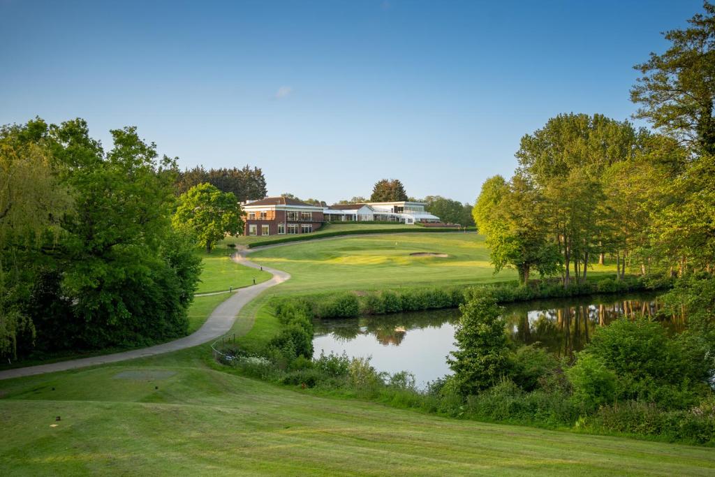 利文赫斯斯托克纳尔昂德酒店、高尔夫球和Spa的享有带池塘的高尔夫球场的景色