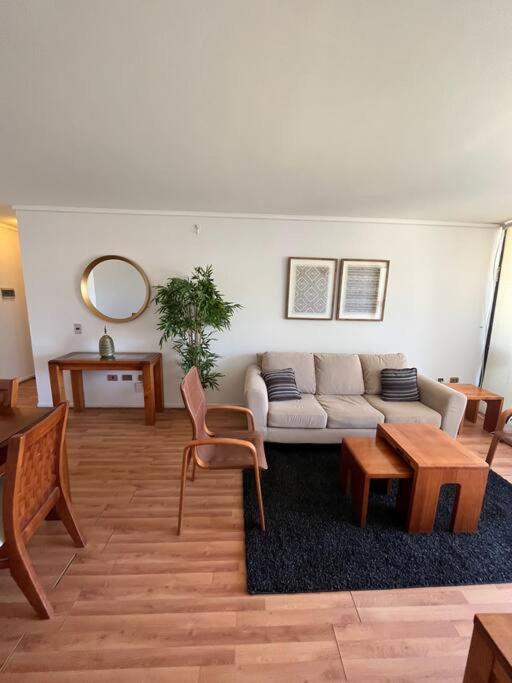 科皮亚波Exclusivo y cómodo departamento的客厅配有沙发和桌子