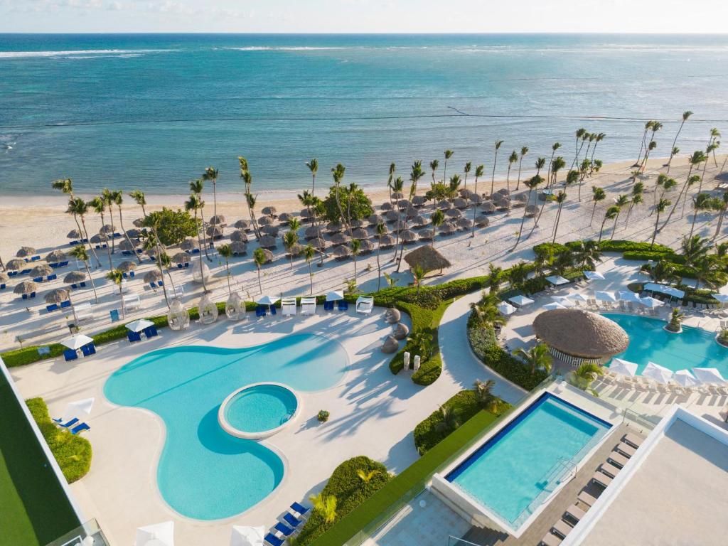 蓬塔卡纳Serenade Punta Cana Beach & Spa Resort的享有游泳池和海滩的空中景致。