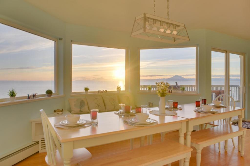 基奈Oceanfront Kenai Villa with Fireplace and Deck的一间配备有桌子的海景用餐室